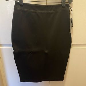 NWT Lulu’s black bodycon pencil skirt. Never worn. Size small.